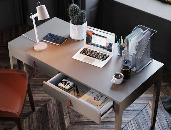 Tvarkingas darbo stalas su neperkrauta erdve